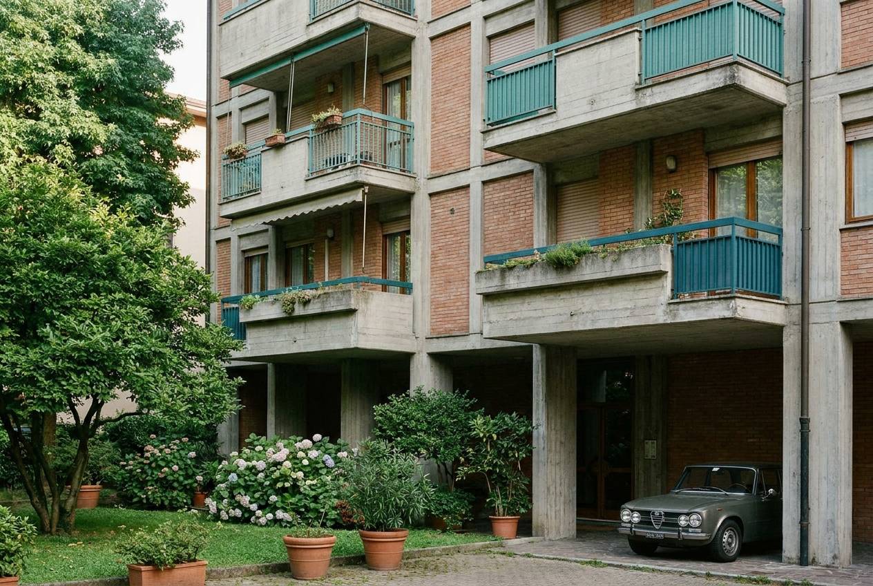 Immagine illustrativa: facciata curata di un condominio lombardo con balconi e cortile verde