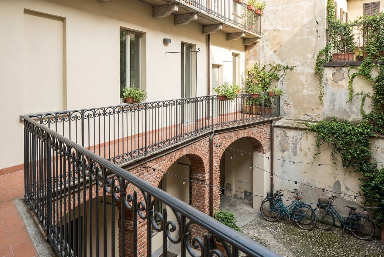 Immagine illustrativa: ballatoio restaurato con ringhiera in ferro battuto in un cortile dell'Isola.